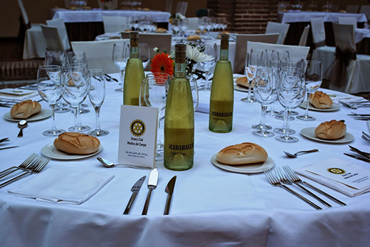 Presentación de una de las mesas de comensales de la cena benéfica del Rotary Club de Medina del Campo